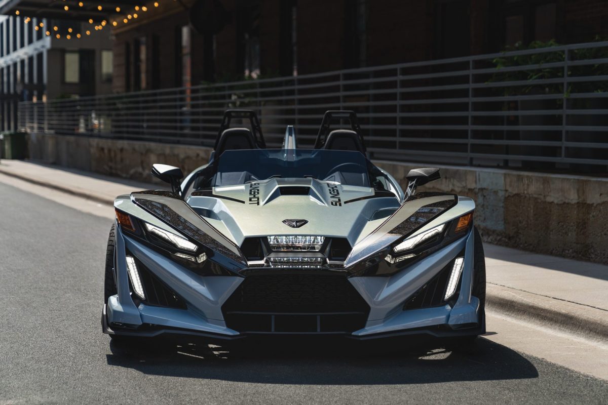 A edição exclusiva 2026 do Polaris Slingshot é um veículo de três rodas com 204 HP que muda de cor