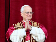A encíclica do papa sobre IA não é realmente sobre IA Pope Leo XIV, Robert Prevost arrives on the main central loggia balcony of the St Peter's Basilica for the first time.