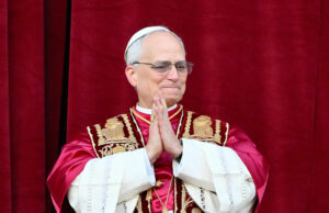 A encíclica do papa sobre IA não é realmente sobre IA Pope Leo XIV, Robert Prevost arrives on the main central loggia balcony of the St Peter's Basilica for the first time.
