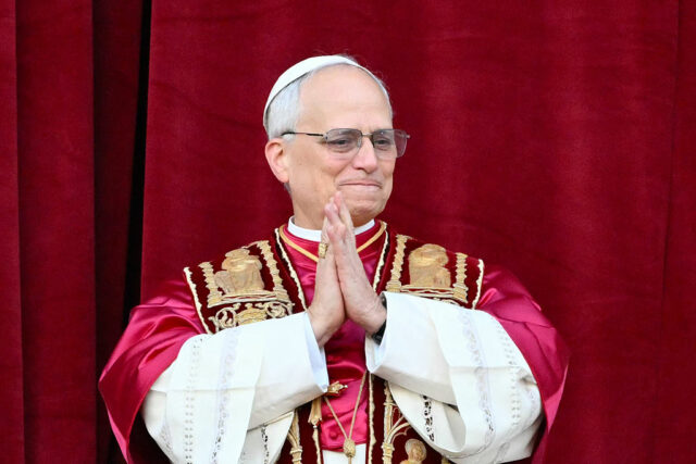 A encíclica do papa sobre IA não é realmente sobre Pope Leo XIV, Robert Prevost arrives on the main central loggia balcony of the St Peter's Basilica for the first time.
