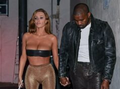 A esposa de Kanye West, Bianca Censori, quase sai de sua blusa minúscula enquanto eles se dão as mãos no clube de comédia A esposa de Kanye West, Bianca Censori, vestiu-se com pouca roupa para uma noite na cidade com seu marido em Hollywood na segunda-feira