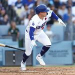 Shohei Ohtani #17 e Andy Pages #44 do Los Angeles Dodgers comemoram uma corrida marcada para assumir a liderança por 4-3 após uma rebatida dupla do companheiro de equipe Freddie Freeman #5 durante a sétima entrada contra o Colorado Rockies no Dodger Stadium em 25 de maio de 2026 em Los Angeles, Califórnia.