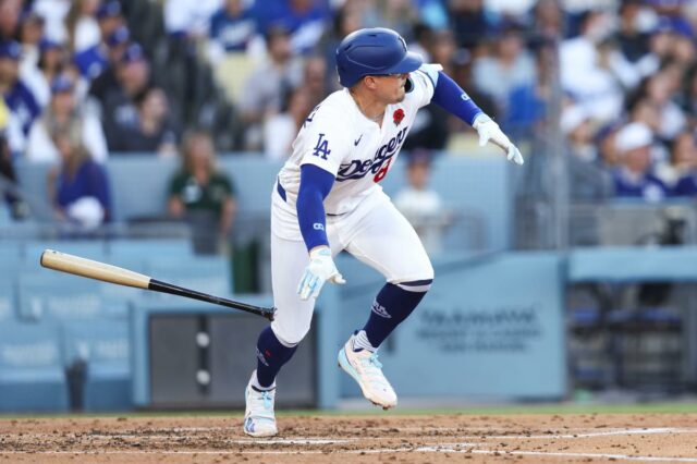 A estreia de Kiké Hernández na temporada valeu a pena Shohei Ohtani #17 e Andy Pages #44 do Los Angeles Dodgers comemoram uma corrida marcada para assumir a liderança por 4-3 após uma rebatida dupla do companheiro de equipe Freddie Freeman #5 durante a sétima entrada contra o Colorado Rockies no Dodger Stadium em 25 de maio de 2026 em Los Angeles, Califórnia.