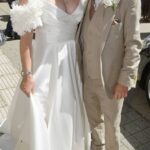 A estrela de Coronation Street, Michael Le Vell, é casado com Louise Gibbons, enquanto o casal se casa após um romance de 12 anos em uma ensolarada Manchester no sábado