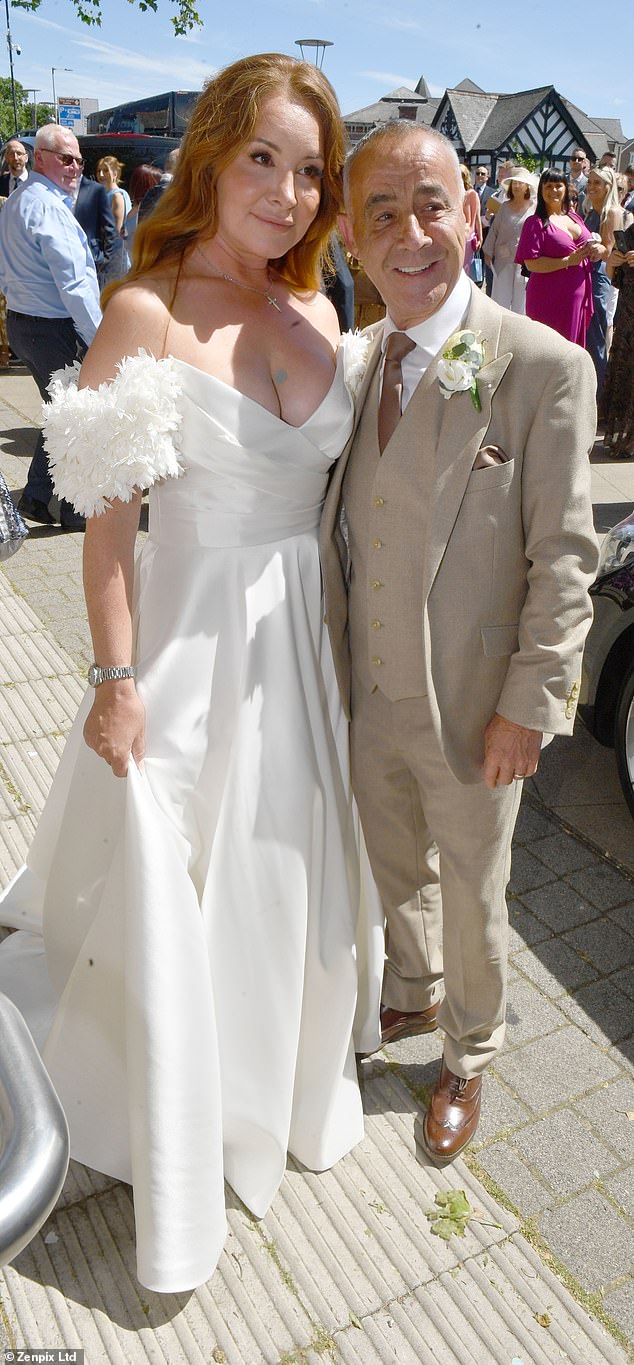 A estrela de Coronation Street, Michael Le Vell, é casado com Louise Gibbons, enquanto o casal se casa após um romance de 12 anos em uma ensolarada Manchester no sábado