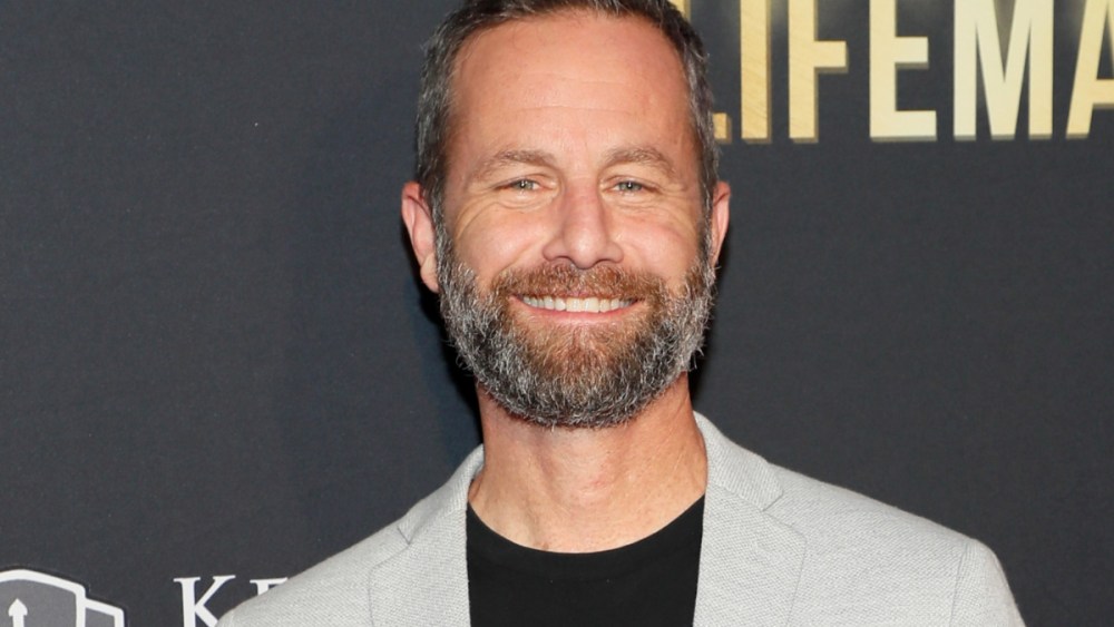 A estrela de 'Growing Pains' Kirk Cameron diz que deixou a Califórnia por causa da política 'terrível' e de 'todas as outras coisas que tornam difícil criar uma família'