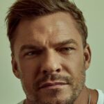 A estrela de 'Reacher' Alan Ritchson fecha contrato de TV inicial de três anos com a Amazon MGM Studios