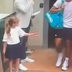 O tenista espanhol Rafael Jodar pareceu desprezar um jovem mascote no domingo