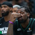 Naz Reid (11) reage no banco enquanto o San Antonio Spurs lidera por 30 pontos no final do quarto jogo 6 das semifinais da Conferência Oeste da NBA no Target Center em Minneapolis, Minnesota, na sexta-feira, 15 de maio de 2026.