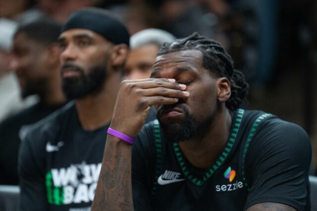 Naz Reid (11) reage no banco enquanto o San Antonio Spurs lidera por 30 pontos no final do quarto jogo 6 das semifinais da Conferência Oeste da NBA no Target Center em Minneapolis, Minnesota, na sexta-feira, 15 de maio de 2026. 