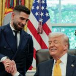 O presidente dos EUA, Donald Trump, cumprimenta um lutador do UFC na Casa Branca.