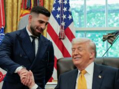 A estrela europeia Ilia Topuria vivendo o ‘sonho americano’ como atração principal do UFC na Casa Branca O presidente dos EUA, Donald Trump, cumprimenta um lutador do UFC na Casa Branca.