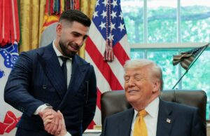 A estrela europeia Ilia Topuria vivendo o ‘sonho americano’ como atração principal do UFC na Casa Branca O presidente dos EUA, Donald Trump, cumprimenta um lutador do UFC na Casa Branca.
