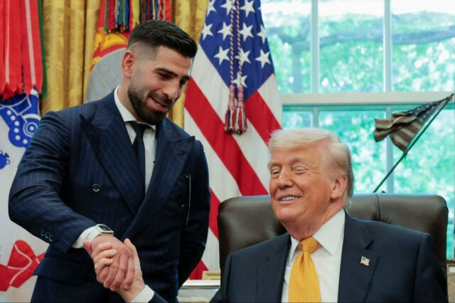 A estrela europeia Ilia Topuria vivendo o 'sonho americano' como O presidente dos EUA, Donald Trump, cumprimenta um lutador do UFC na Casa Branca.