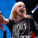 A estrela pop Hayley Williams declara 'F ** k ICE', 'Free Palestine' em show