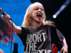 A estrela pop Hayley Williams declara ‘F ** k ICE’, ‘Free Palestine’ em show A estrela pop Hayley Williams declara 'F ** k ICE', 'Free Palestine' em show