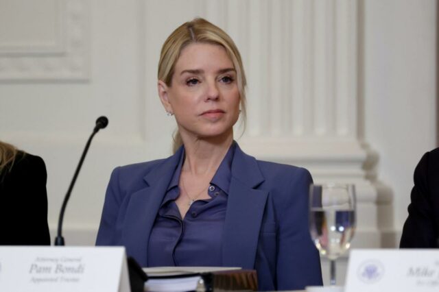 A ex-AG Pam Bondi foi diagnosticada com câncer logo após A ex-AG Pam Bondi foi diagnosticada com câncer logo após ser demitida por Trump: relatório