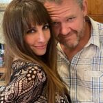 A ex-mulher de James Van Der Beek, Heather McComb, casou-se com Scott Michael Campbell em Missoula, Montana, no sábado, três meses após a morte do ator de Dawson's Creek
