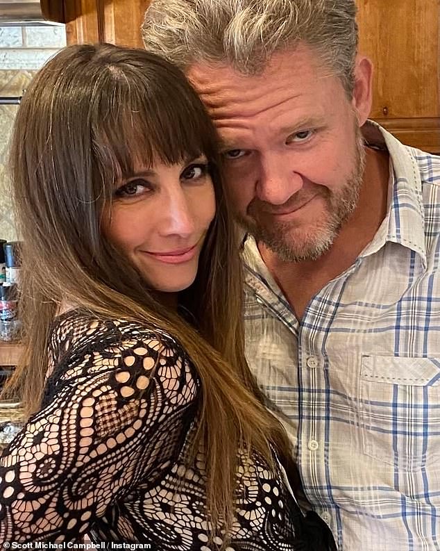 A ex-mulher de James Van Der Beek, Heather McComb, casou-se com Scott Michael Campbell em Missoula, Montana, no sábado, três meses após a morte do ator de Dawson's Creek