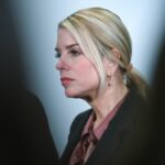 A ex-procuradora-geral Pam Bondi foi diagnosticada com câncer de tireoide e se recupera do tratamento
