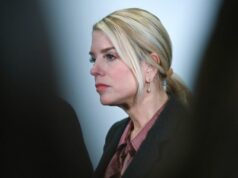 A ex-procuradora-geral Pam Bondi foi diagnosticada com câncer de tireoide e se recupera do tratamento A ex-procuradora-geral Pam Bondi foi diagnosticada com câncer de tireoide e se recupera do tratamento