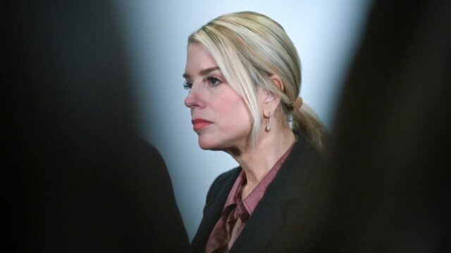 A ex-procuradora-geral Pam Bondi foi diagnosticada com câncer de tireoide A ex-procuradora-geral Pam Bondi foi diagnosticada com câncer de tireoide e se recupera do tratamento