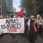 A exposição de armas está retornando a Melbourne, apesar de provocar tumultos em massa