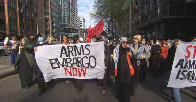 A exposição de armas está retornando a Melbourne, apesar de provocar tumultos em massa
