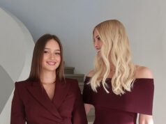 A filha de Ivanka Trump, Arabella, 14, é sua GÊMEA enquanto elas posam para uma foto rara juntas em roupas combinando Ivanka Trump compartilhou uma foto rara com sua filha Arabella no Instagram na quinta-feira
