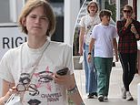 A filha de Jennifer Garner, Violet, faz um raro movimento de tirar a máscara enquanto está em Los Angeles nas férias de verão da faculdade A filha de Jennifer Garner, Violet, faz um raro movimento de tirar a máscara enquanto está em Los Angeles nas férias de verão da faculdade