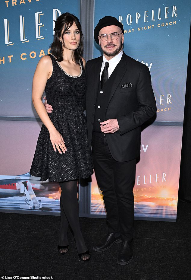 A filha de John Travolta, Ella Bleu, se elevou sobre seu pai na estreia de seu filme Propeller One-Way Night Coach em Los Angeles na quinta-feira