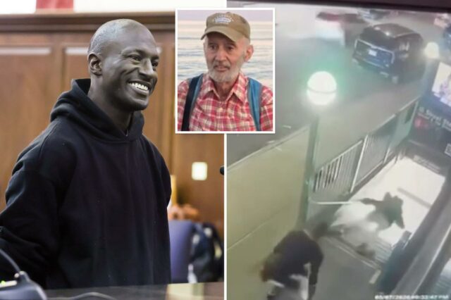 A filmagem captura o momento horrível em que o maníaco empurra fatalmente um professor idoso aposentado, de 76 anos, pelas escadas do metrô de Nova York
