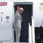Rei Charles embarca em um avião no Aeroporto Internacional LF Wade, nas Bermudas, no sábado