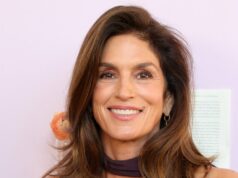 A fórmula de roupa de Cindy Crawford inclui este estilo básico de aparência luxuosa Demi Moore no almoço Ami Paris em homenagem ao júri e aos cineastas de La Semaine de la Critique, realizado no Fred l'Ecailler em 17 de maio de 2026 em Cannes, França. (Foto de Michael Buckner/WWD via Getty Images)
