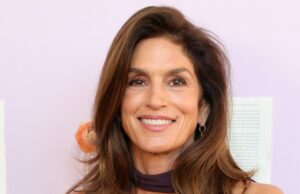 A fórmula de roupa de Cindy Crawford inclui este estilo básico de aparência luxuosa Demi Moore no almoço Ami Paris em homenagem ao júri e aos cineastas de La Semaine de la Critique, realizado no Fred l'Ecailler em 17 de maio de 2026 em Cannes, França. (Foto de Michael Buckner/WWD via Getty Images)