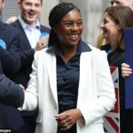 O líder do Partido Conservador, Kemi Badenoch, sorri antes de um discurso em Westminster
