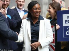 A forte defesa da comunidade judaica por Kemi Badenoch ‘ajudou os conservadores a superar as expectativas nas eleições locais’ O líder do Partido Conservador, Kemi Badenoch, sorri antes de um discurso em Westminster