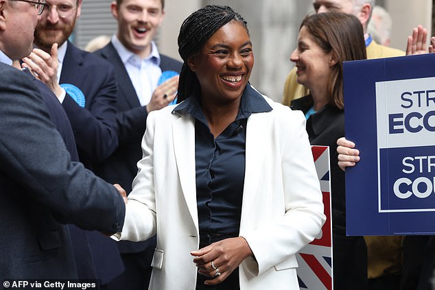 A forte defesa da comunidade judaica por Kemi Badenoch 'ajudou O líder do Partido Conservador, Kemi Badenoch, sorri antes de um discurso em Westminster