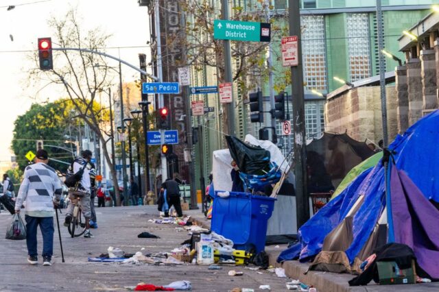 A fraude eleitoral é real – e a identificação do Acampamentos de moradores de rua, lixo e placas de rua no Distrito Industrial do Centro.