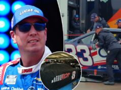 A garagem da NASCAR observa em choroso silêncio enquanto o antigo carro de Kyle Busch é descarregado na pista A garagem da NASCAR observa em choroso silêncio enquanto o antigo carro de Kyle Busch é descarregado na pista