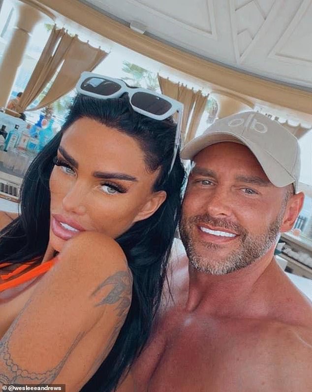 A ‘garota motociclista’ de Lee Andrews confirma que bloqueou o marido de Katie Price e nunca trocou mensagens com o empresário depois de descobrir sua identidade, pois foi revelado que ele foi preso em Dubai