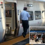 Um trem da Long Island Rail Road com portas abertas na Penn Station.