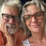 Lynette Hooker, 55 anos, está desaparecida desde 4 de abril, depois de desaparecer em águas perto de Elbow Cay, nas Bahamas. Seu marido, Brian Hooker, disse às autoridades que ela caiu de um bote no mar