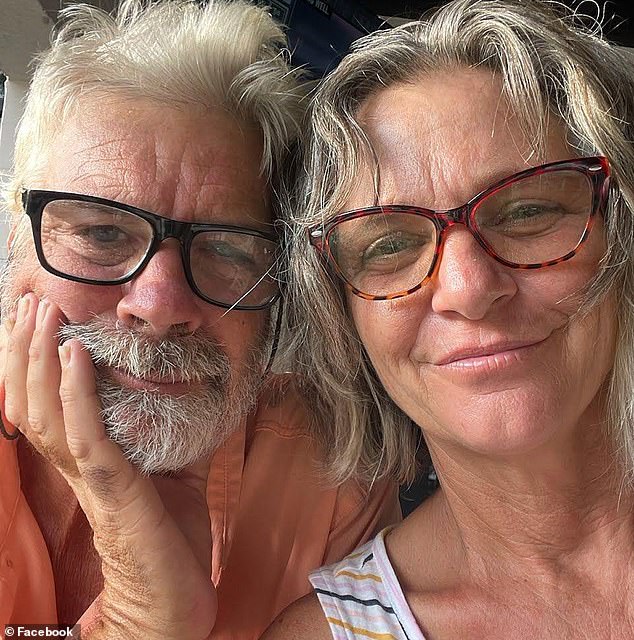 Lynette Hooker, 55 anos, está desaparecida desde 4 de abril, depois de desaparecer em águas perto de Elbow Cay, nas Bahamas. Seu marido, Brian Hooker, disse às autoridades que ela caiu de um bote no mar