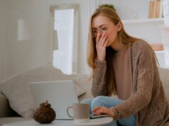 A história chocante do ChatGPT do meu namorado me levou a terminar com ele – e não teve nada a ver com traição Mulher de óculos parecendo chocada com a tela de um laptop, cobrindo a boca com a mão.