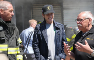 A ‘ideia maluca’ de Denis Leary coloca civis em treinamento do FDNY para arrecadar fundos para os bombeiros Yahoo entertainment home