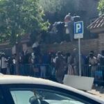 Esta é a imagem que mostra a loucura da experiência socialista de Espanha para conceder amnistia a 500.000 migrantes ilegais, enquanto dezenas invadem a Embaixada da Gâmbia em Madrid
