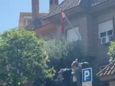 A imagem que mostra a loucura da experiência socialista espanhola de conceder anistia a 500 mil migrantes ilegais – pelo menos: IAN GALLAGHER Esta é a imagem que mostra a loucura da experiência socialista de Espanha para conceder amnistia a 500.000 migrantes ilegais, enquanto dezenas invadem a Embaixada da Gâmbia em Madrid