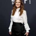 Drew Barrymore, 51, encontrou um comprador para sua enorme casa de campo em Nova York, avaliada em US$ 4,9 milhões, quase dois meses depois de colocar a propriedade à venda; visto em 2025 em Nova York