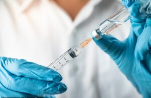 A injeção de ‘um minuto’ que reduz o tempo de tratamento do câncer de duas horas para 60 segundos para 14 tipos da doença é lançada pelo NHS O medicamento, vendido sob a marca Keytruda, é injetado sob a pele, no tecido adiposo do abdômen ou da coxa.